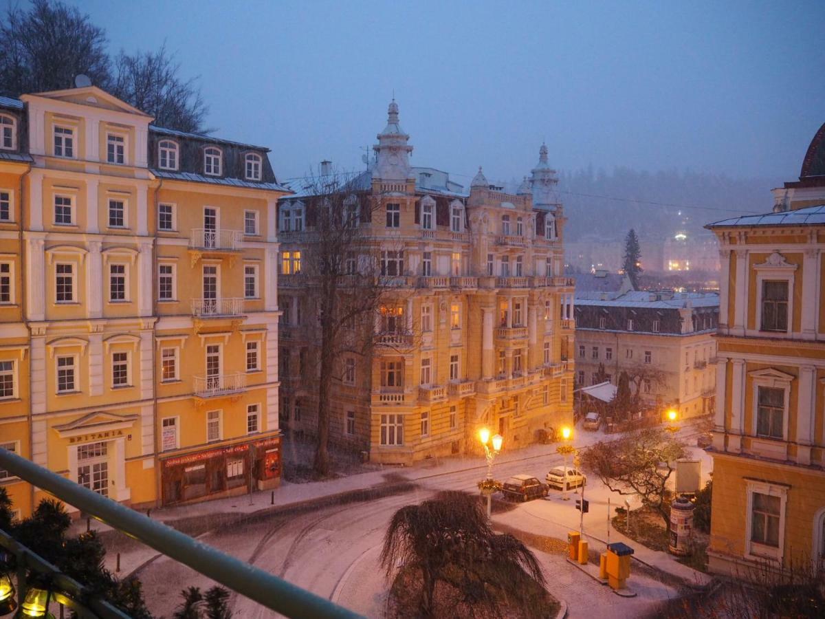 Balconies Above Colonnade Daire Mariánské Lázně Dış mekan fotoğraf