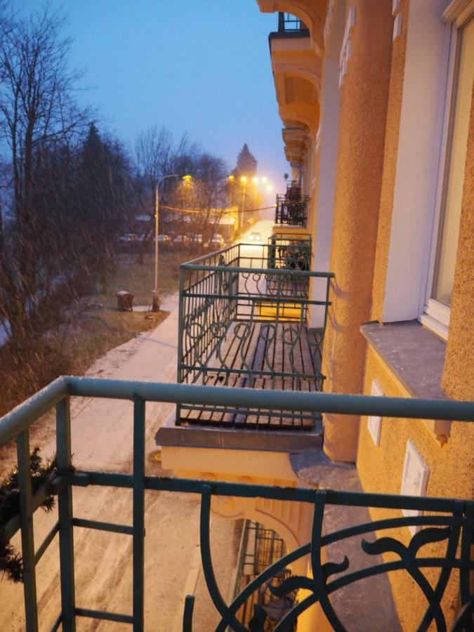 Balconies Above Colonnade Daire Mariánské Lázně Dış mekan fotoğraf